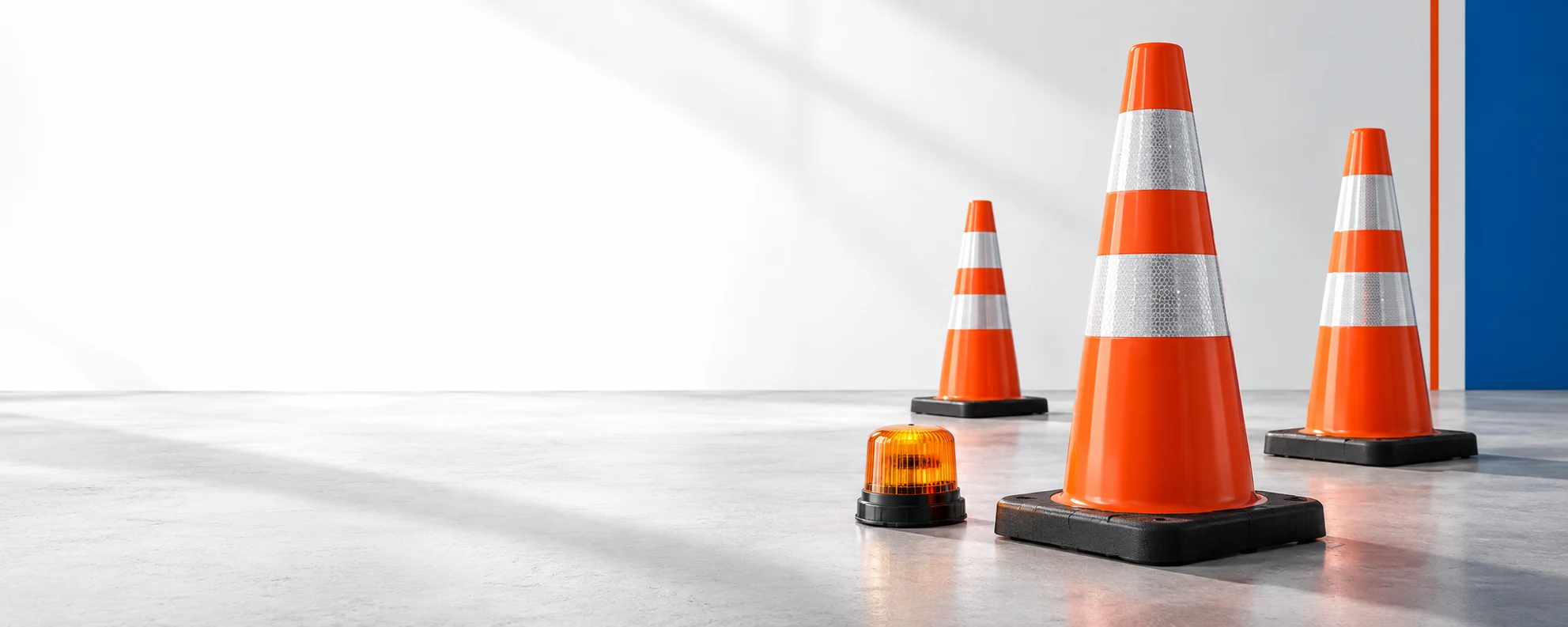 Composición ilustrativa de conos reflectantes y una baliza para seguridad vial